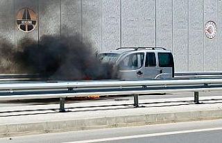 Kaza yapan hafif ticari araç alev alev yandı