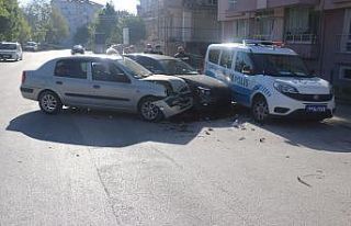 Kaza yapan otomobiller park halindeki polis aracına...