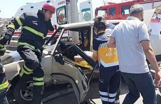 Kaza yapan sürücü araç içinde sıkıştı