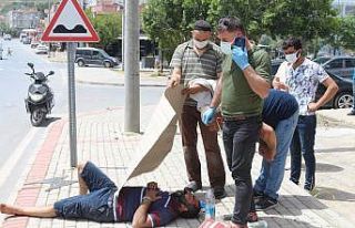 Kaza yapan sürücüyü kavurucu sıcaktan kartonla...