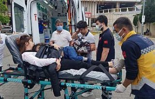 Kazada yaralanan annesinin sedyede kucağından inmedi