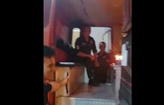 Kazaya koşan itfaiye eri doğum günü pastasını...