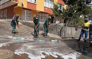 Keçiören Belediyesi sokakları gül suyu ile yıkadı