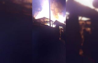 Keles’te iki katlı ahşap bina küle döndü