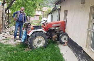 Kendi evine traktör ile girdi