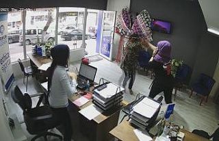 Kendisine bıçakla saldıran kadından biber gazı...