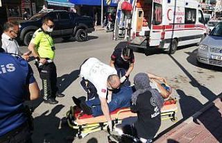 Kendisine otobüs çarpan yaralı ambulansı kaldırıma...