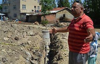 Kepçe operatörü kanalizasyon hattı kazarken tarihe...