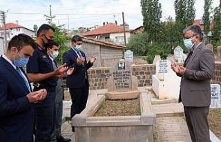 Kıbrıs kahramanlarından Polat paşa mezarı başında...