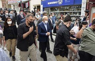 Kılıçdaroğlu esnafı gezdi, genç kıza çiçek...