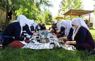 Kiraz yaprağı sarmasının satışı Türkiye’nin...