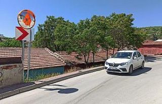 Kırılan trafik güvenlik aynası kazaya davetiye...