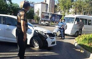 Kırmızı ışıkta geçen kamyon otomobile çarptı:...