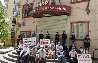 Kısıtlama bitti, aileler HDP önündeki çadırda...