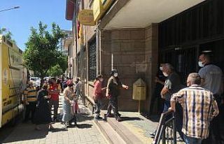 Kısıtlama vatandaş kuyruğuna engel olamadı