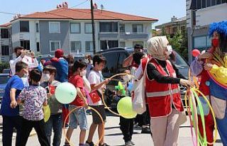 Kısıtlamada boş kalan sokakları bayram şenliği...