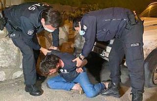 Kısıtlamada boş yolda duvara çarpan sürücü...