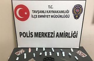 Kısıtlamada yakalanan iki kişide uyuşturucu madde...