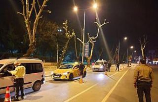 Kısıtlamaları ihlal eden 732 kişiye 706 bin 852...