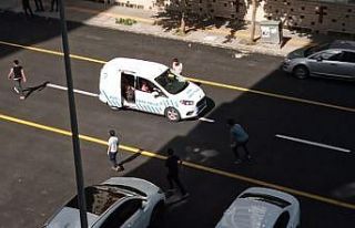 Kısıtlamayı delen çocukların ana cadde üzerinde...