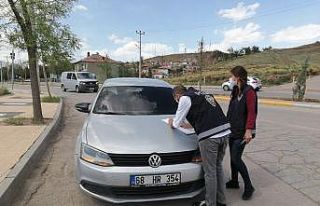 Kısıtlamayı ihlal eden sürücü kendini ve arkadaşını...