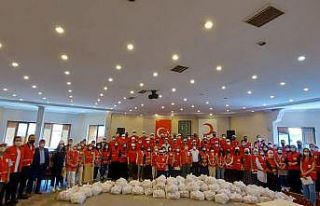 Kızılay 300 gönüllü ile 40 bin haneye şeker...