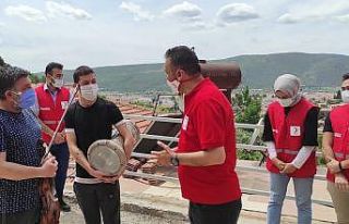 Kızılay’ın yardımına keman ve darbukalı teşekkür