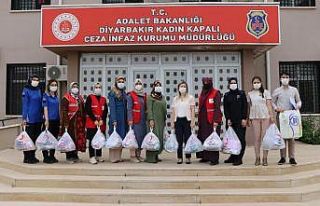 Kızılaylı kadınlar, cezaevinde kalan kadınlarla...