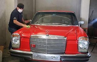 Klasik otomobilleri, atölyesinde ilk günkü ihtişamına...
