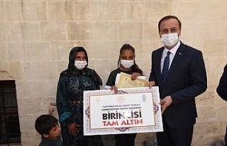 Kompozisyon yarışmasında dereceye girenlere ödülleri...