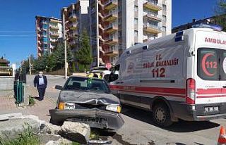Kontrolden çıkan araç oyun oynayan çocuğa çarptı