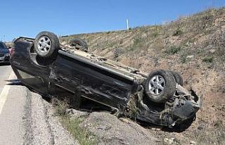 Kontrolden çıkan cip şarampole ters devrildi: 2...