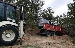 Kontrolden çıkan kamyon ağaçlara çarparak durabildi