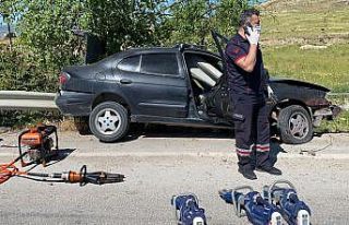 Kontrolden çıkan otomobil bariyerlere sapandı