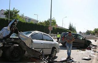 Kontrolden çıkan otomobil, direği söküp karşı...
