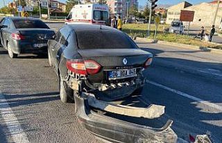 Kontrolden çıkan otomobil kırmızı ışıkta bekleyen...