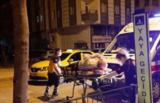 Kontrolden çıkan otomobil refüje çarptı, sürücü...