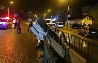 Kontrolden çıkan otomobil su kanalına devrildi