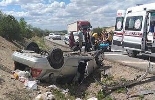 Kontrolden çıkan otomobil su kanalına devrildi,...