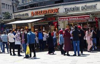 Kontrollü normalleşmenin ilk gününde Taksim’de...