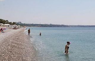 Konyaaltı sahili normalleşme öncesi son kez turistlere...
