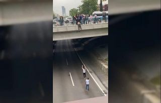 Köprüden atlayacağı sırada vatandaşlar tarafından...
