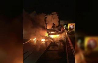 Köpük tabak yüklü TIR’ın dorsesi alev alev...
