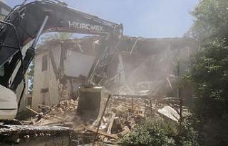 Körfez’de hasarlı binalar yıkılıyor