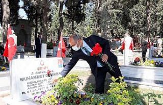 Körfez’de şehitler için karanfil bırakıldı