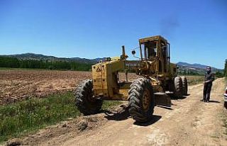 Köy arazi yolunda düzeltme ve genişletme çalışması