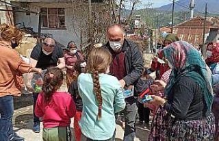 Köy köy dolaşıp yardım götürüyorlar