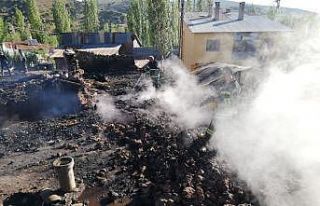 Köyde çıkan yangın korkuttu: garaj, samanlık...