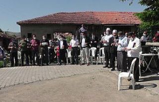 Köylüler yağmur duasına çıktı, kurban kesti