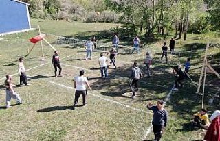Köylülerin Voleybol aşkı ilginç görüntüler...